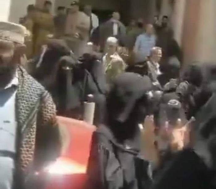 صنعاء.. عشرات المواطنين ينفذون وقفة احتجاجية تندّد برفض البنوك دفع أموال المودعين