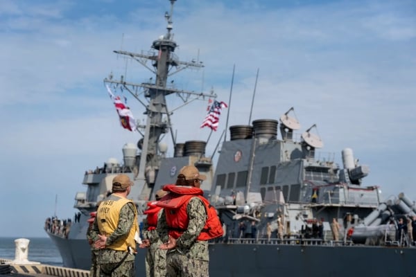 البحرية الأمريكية: المدمرة (يو إس إس) دمرت 65 هدفا للحوثيين في البحر الأحمر خلال 6 أشهر