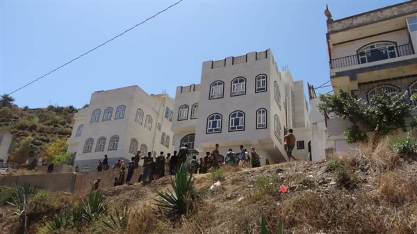 قيادي بمليشيا الحوثي يسطو على منزل مواطن في إب