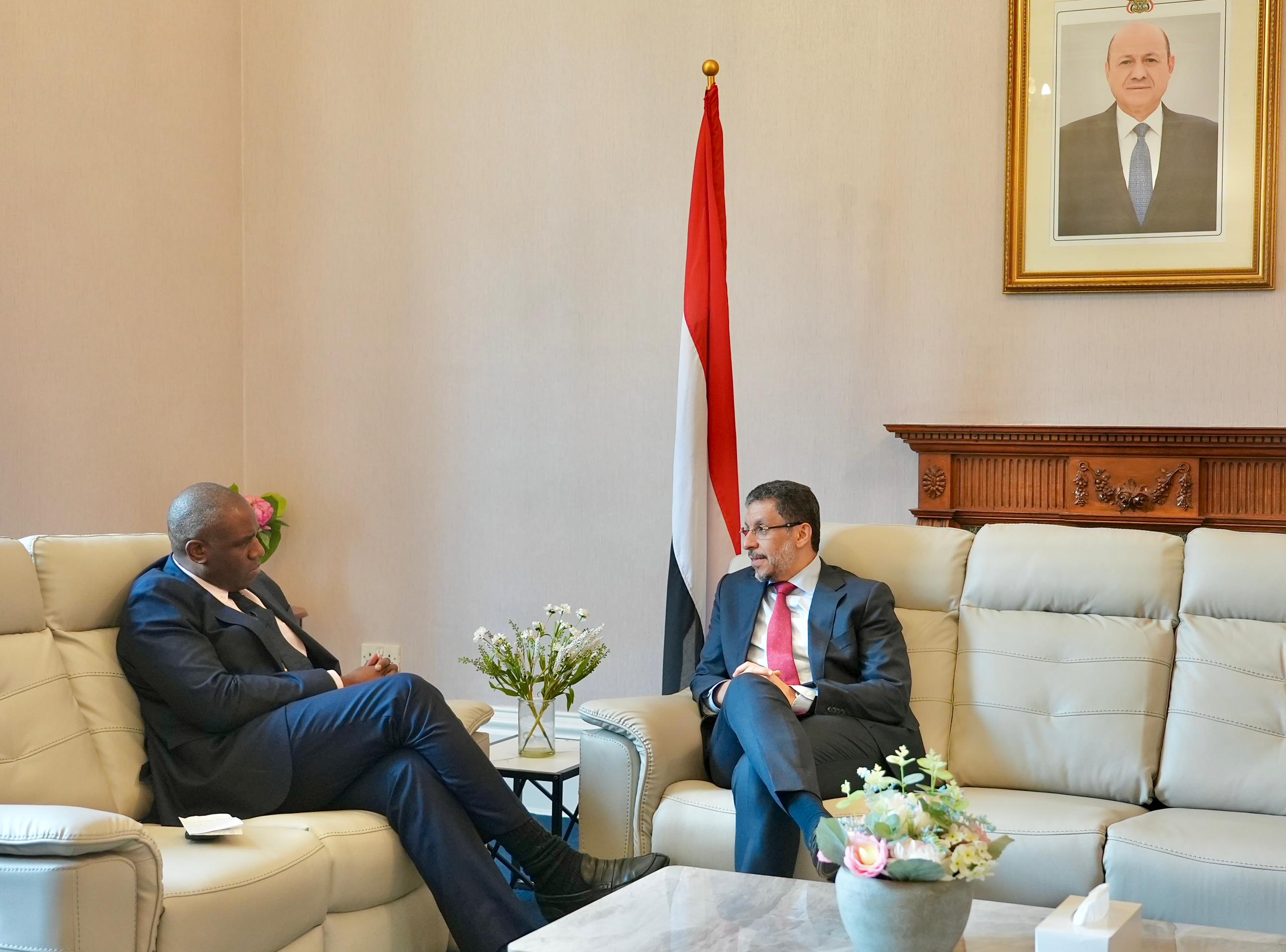 رئيس الوزراء يناقش مع وزير الخارجية في حكومة الظل بحزب العمال البريطاني التطورات في اليمن