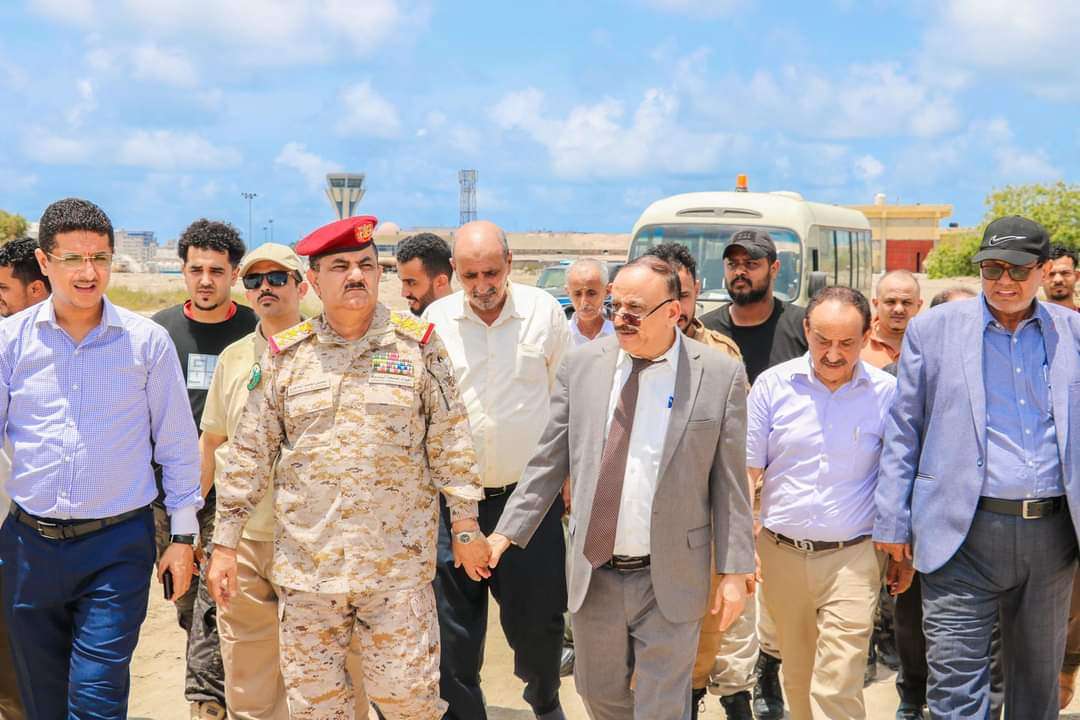 وزيرا الدفاع والنقل يتفقدان نشاط مطار عدن الدولي