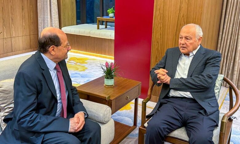 وزير الخارجية والأمين العام للجامعة العربية يبحثان القضايا ذات الاهتمام المشترك